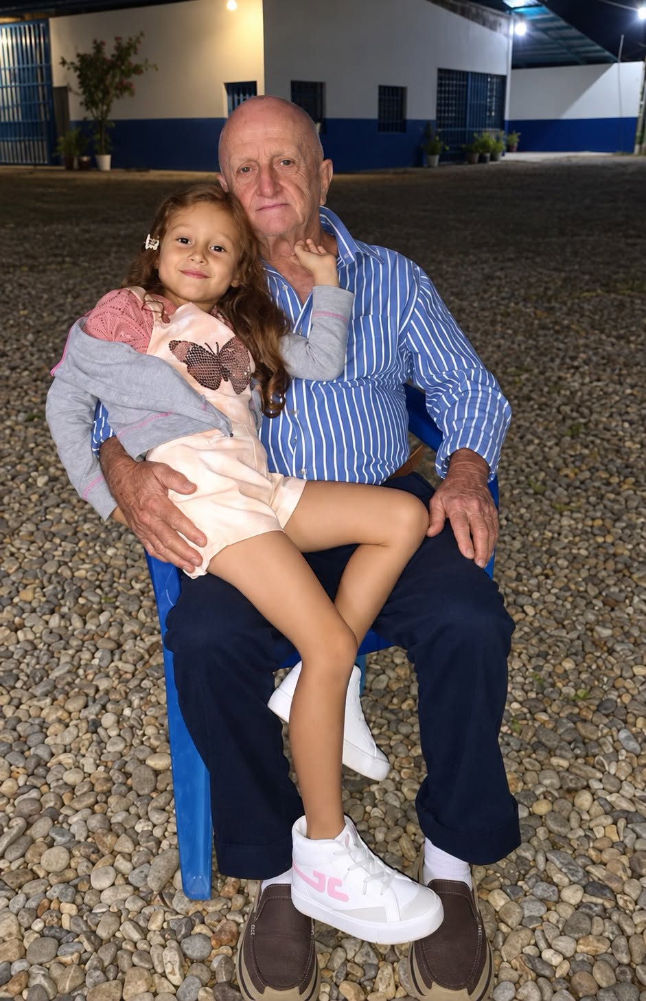 “One day my little daughter told me, ‘Mom, every time Grandpa gives me a bath, he asks me to play a game. I have to close my eyes, and while they’re closed, he does something…’ I froze. The next day, I opened the bathroom door without warning… and what I saw made my legs start shakingr told me, ‘Mom, every time Grandpa gives me a bath, he asks me to play a game. I have to close my eyes, and while they’re closed, he does something…’ I froze. The next day, I opened the bathroom door without warning… and what I saw made my legs start shaking